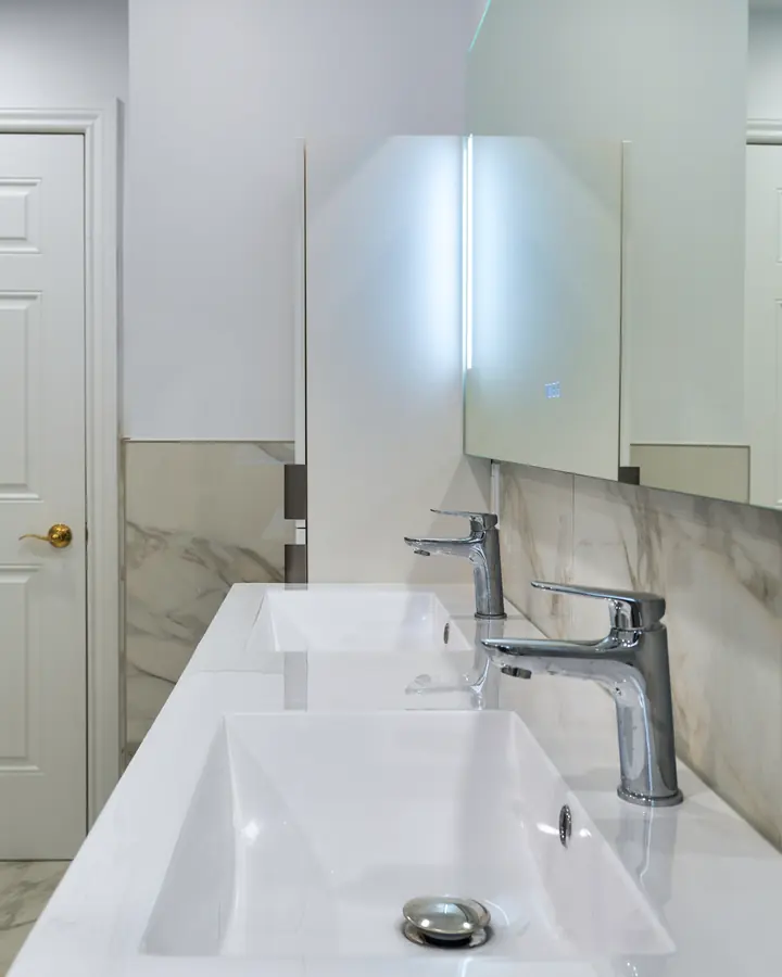Double vanity, marble surround