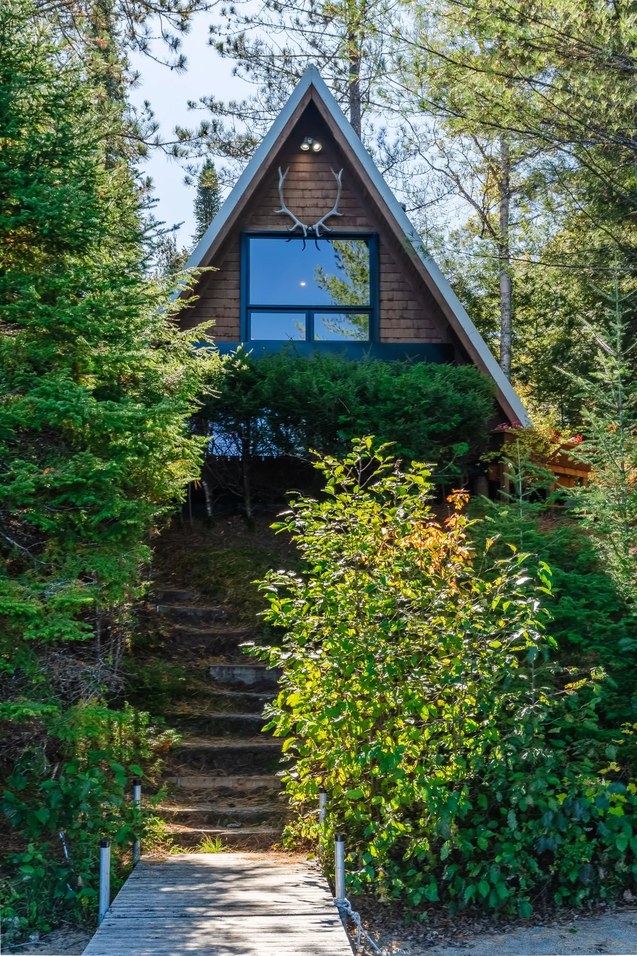 Arrivée par le quai, chalet à La Minerve