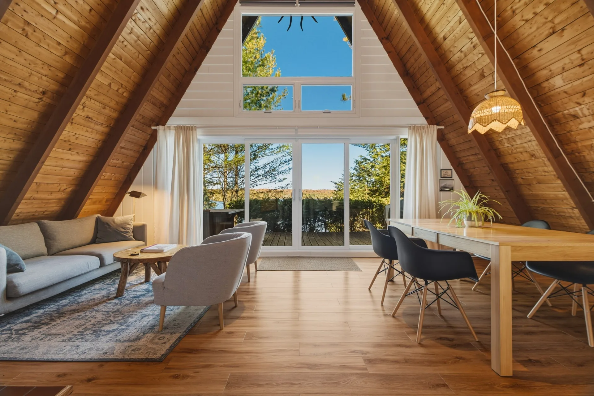 Salon d'un chalet à La Minerve, vue sur le lac